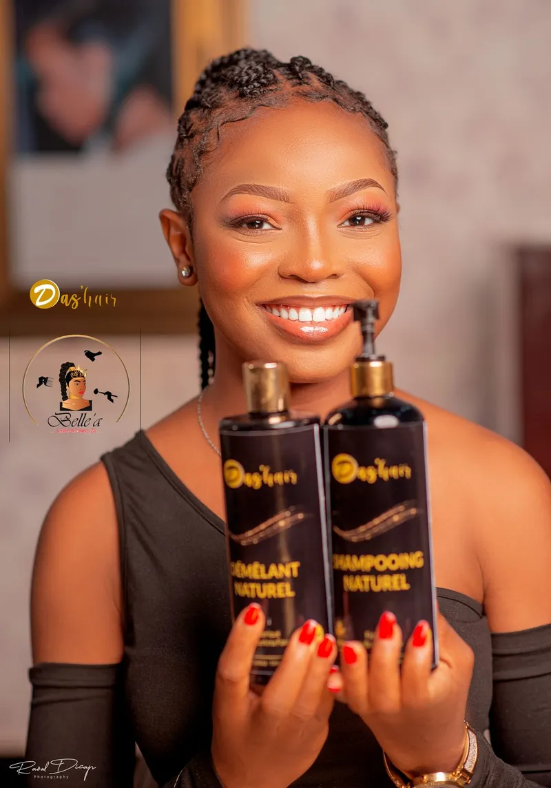 Shampooing naturel et démêlant naturel Das'hair présentés par une cliente souriante