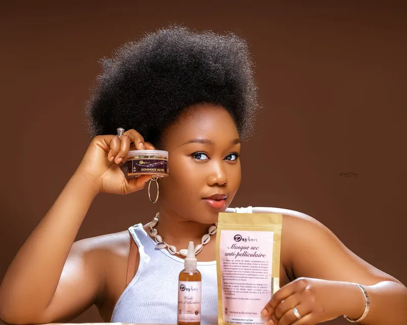 Masque sec antipelliculaire et sérum Das'hair présentés par une cliente