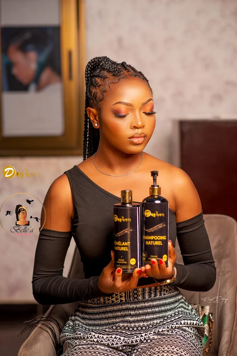 Cliente présentant le shampooing et le démêlant naturels Das'hair