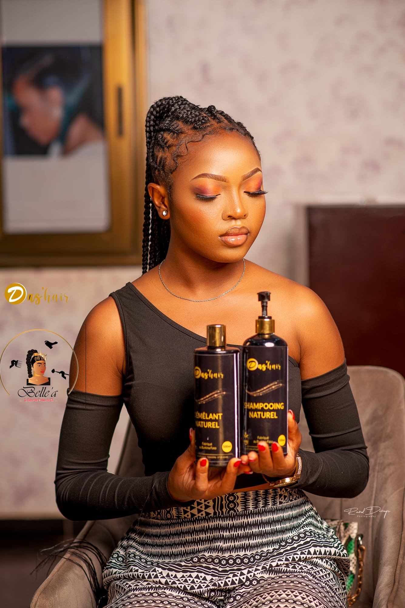 Cliente présentant le shampooing et le démêlant naturels Das'hair