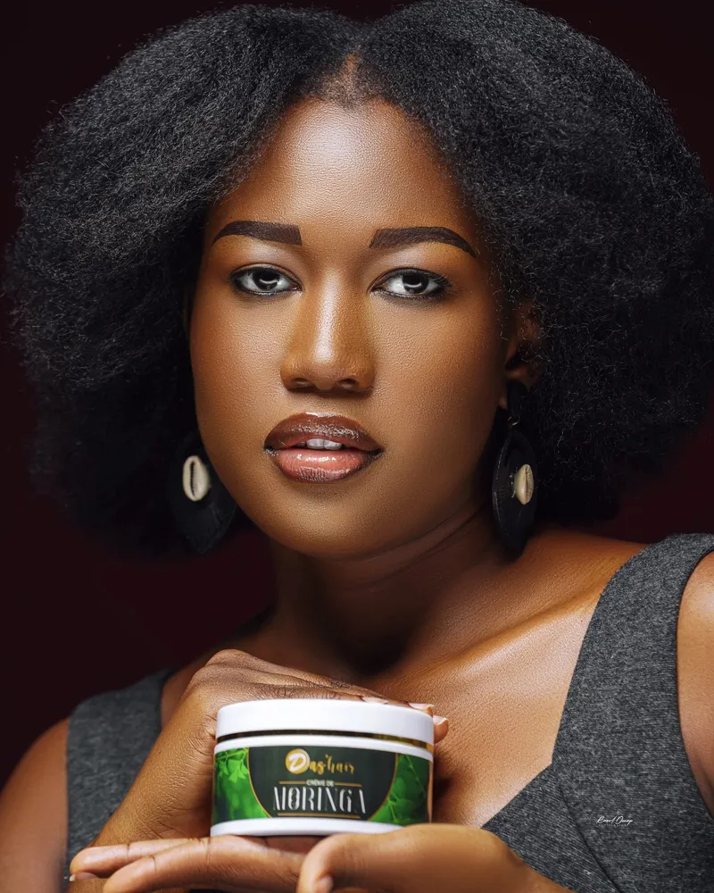 Portrait d'une cliente présentant la crème au moringa Das'hair