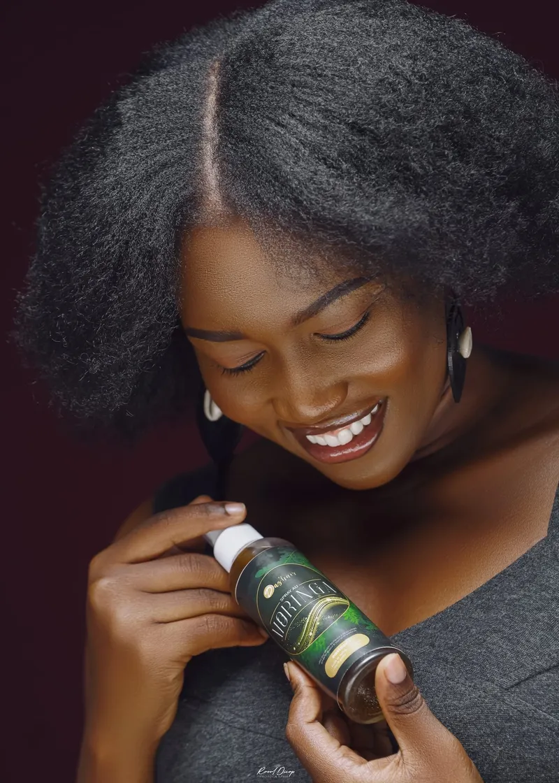 Cliente aux cheveux crépus découvrant un soin capillaire naturel Das'hair