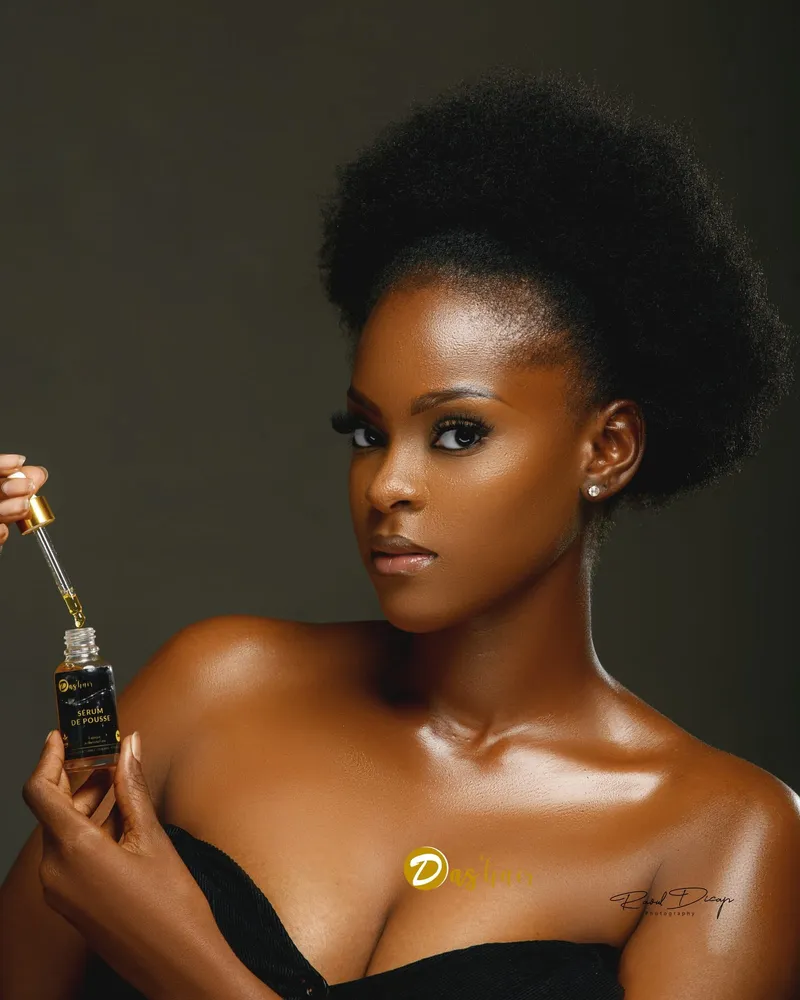 Application du sérum capillaire Das'hair à la pipette