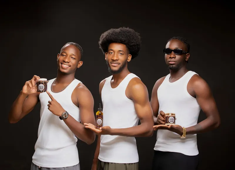 Trois hommes présentant les soins capillaires Das'hair pour homme