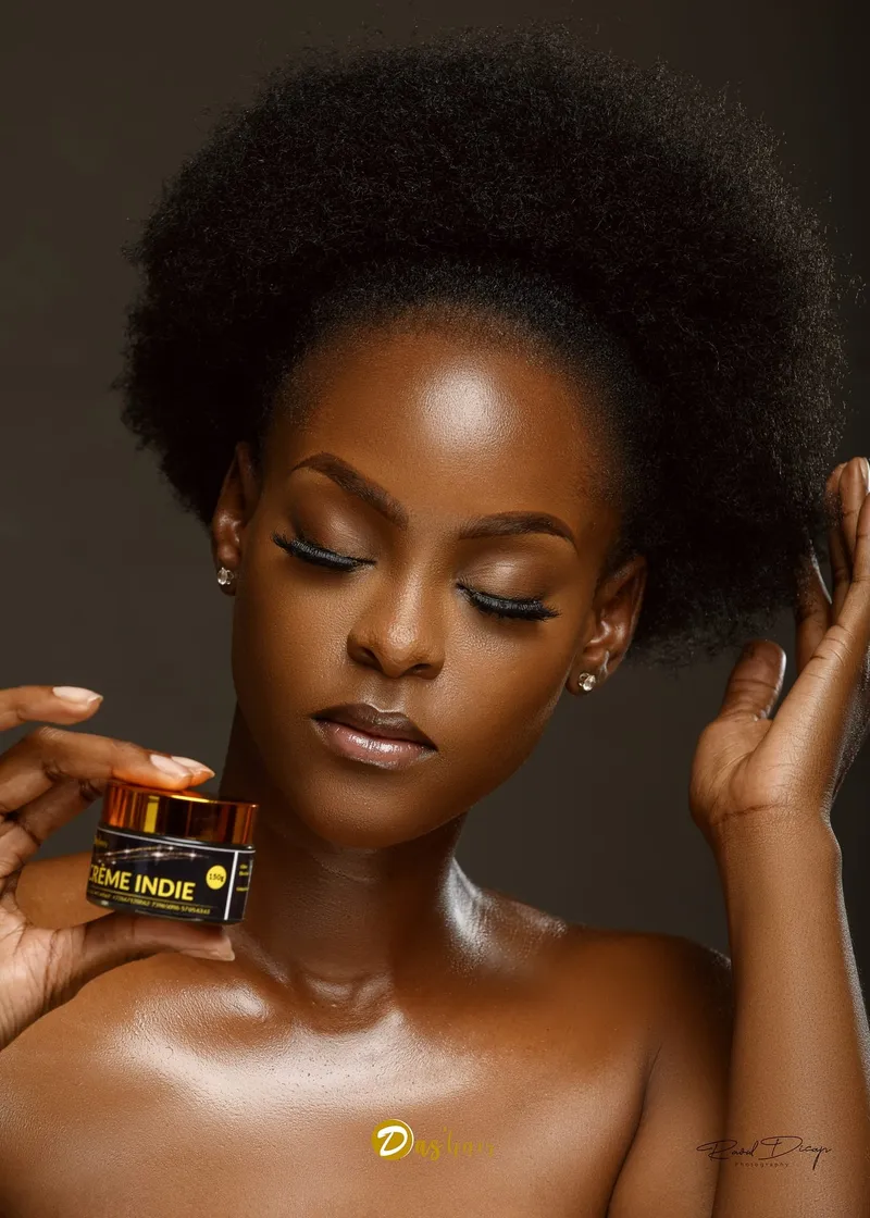 Portrait beauté avec la crème Indie Das'hair